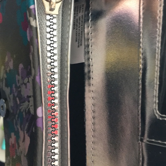 Betsey Johnson Gray Floral Wristlet 2 section - Picture 3 of 3